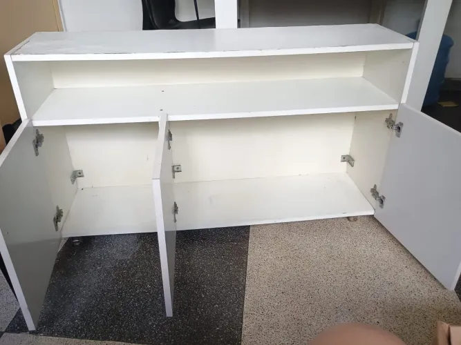 Balcão / armário baixo branco com portas e rodízios ideal para escritório/ organização 