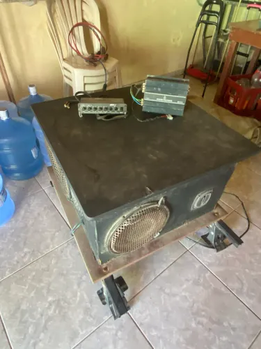 Caixa de som volante com rack,fone de 15,módulo digital e mix pra dois microfone 