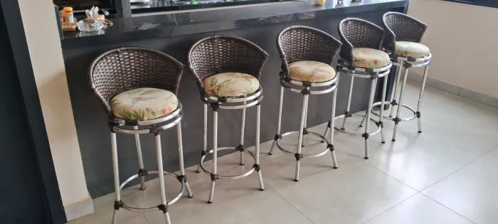 Vendo Banquetas de alumínio com fibra sintética. 