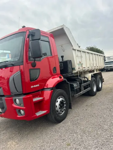 Ford Cargo 2429 com caçamba