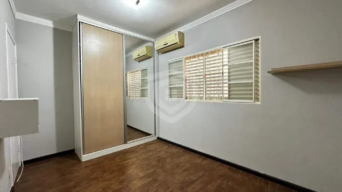 Casa para locação com 3 quartos 250m²- Jardim Terra Branca