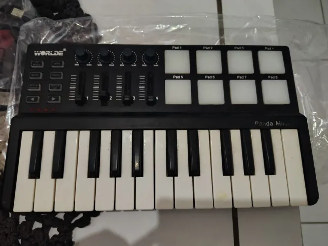 Controladora de processo de produção musical ( WORLDE Panda Mini )
