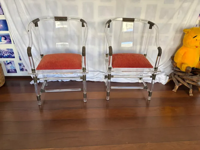 Poltronas pesadas de acrílico e latão com estofado