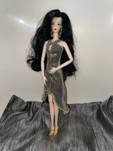 Boneca tipo Barbie articulada morena