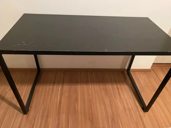 Escrivaninha preta com pés metalicos