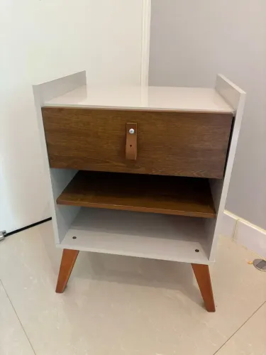 2 (duas) Mesas De Cabeceira Retro 100% Mdf Puxador Couro Pés Madeira