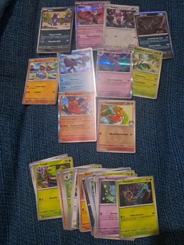 Cartas Pokémon ( 50 comum e 10 Brilhantes) Aleatória