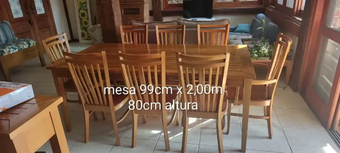 Mesa de Madeira Maciça + 8 cadeiras