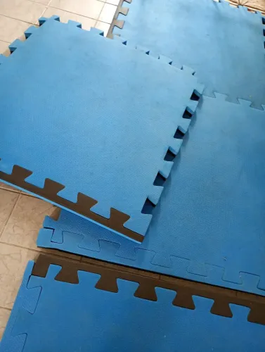 Tatame emborrachado. Maravilhoso para exercícios de impacto