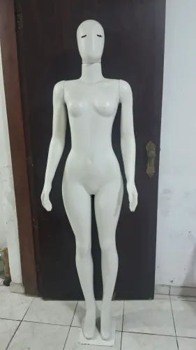 Manequim feminino de corpo inteiro branco