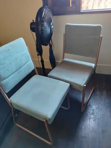 Jogo de mesa sala de jantar com tampo de vidro fumê,e 8 cadeiras,em perfeito estado