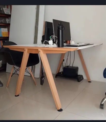 Mesa para escritório estação dupla com tomadas