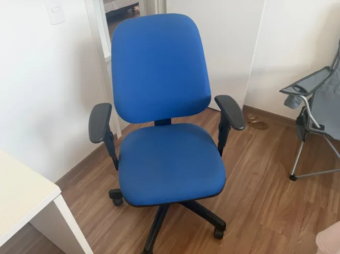 Mesa de escritório com cadeira.