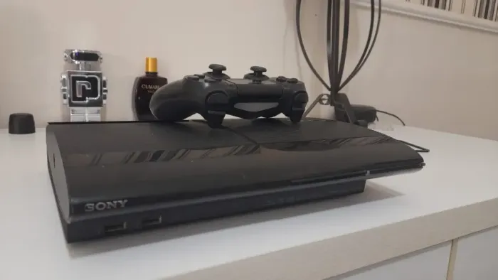 PS3 Super Slim Desbloqueado + 9 Jogos Originais + Controle ( USB )