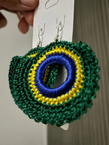 Brinco de argola do Brasil feito de crochê novo