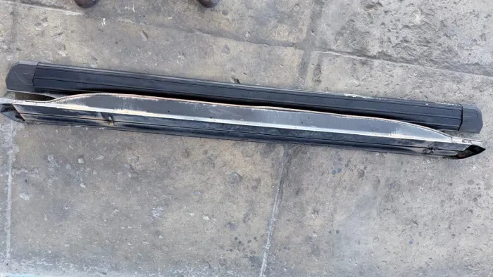Estribo lateral plataforma Jeep Compass