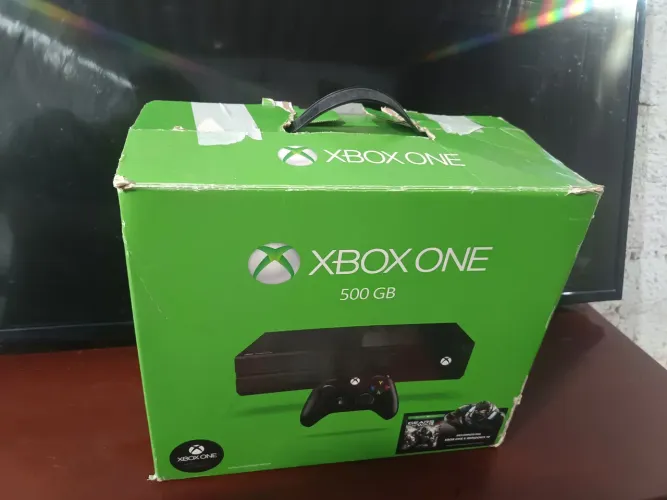 VENDE-SE XBOX ONE FAT EM PERFEITO ESTADO*MARCAS DE USO*