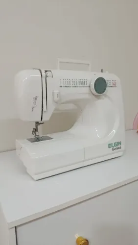 Máquina de Costura Elgin Portátil 220v
