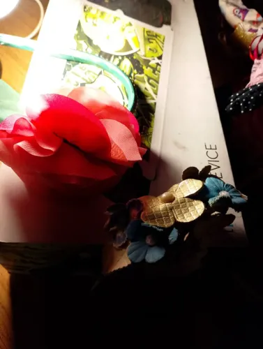 Tiara de cabeça,abajur , linha de crochê 