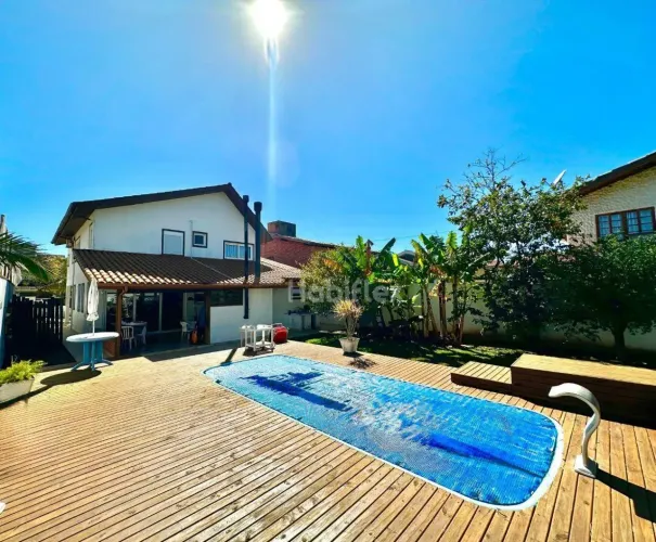 Casa em condomínio com 4 dormitórios e acesso privativo para a praia - Morro das Pedras -