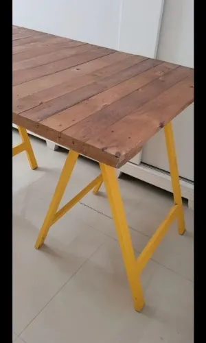 Mesa com tampo de madeira desmontável com cavaletes