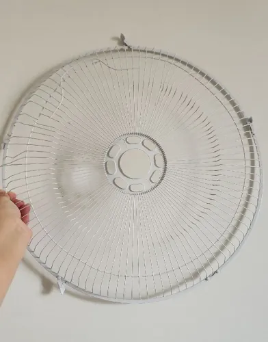 Grade grande de ferro de ventilador em ótimo estado de conservação algumas precisam solda