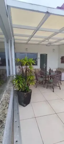 Cobertura duplex com piscina e vista mar à venda