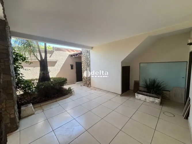 Casa residencial e comercial com 4 quartos e 2 suítes disponível para locação no bairro No