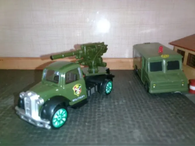MINIATURA Army Truck Cannon - Escala 1/55 Auto World Panel Van Army