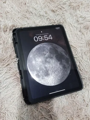 iPad 10ª Geração 64GB, com caneta, teclado e mouse.