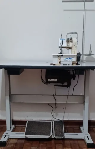 Máquina de costurar galoneira