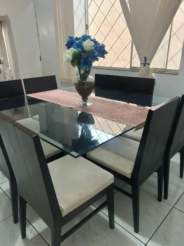 Mesa de jantar com 8 cadeiras, Mesa com tampo de vidro em excelente estado de conservação.