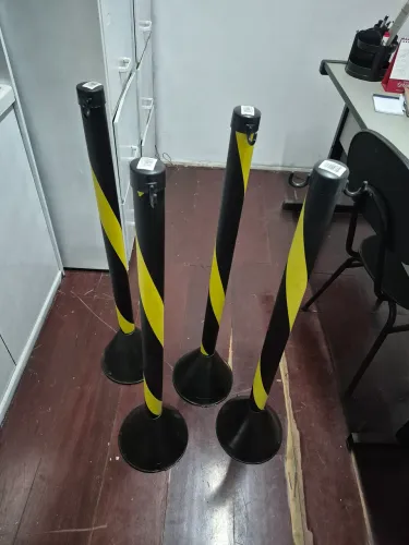 pedestais de sinalização zebrados preto/amarelo