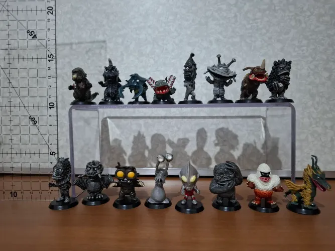 Lote de mini action figures kaiju tokusatsu Ultraman originais e sem caixa