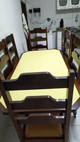 Mesa de jantar toda em madeira maciça ipê com 6 cadeiras com assento acolchoado e rodizios