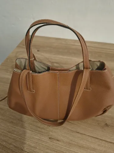 Bolsa Polène Cyme Mini na cor camelo, feita de couro texturizado