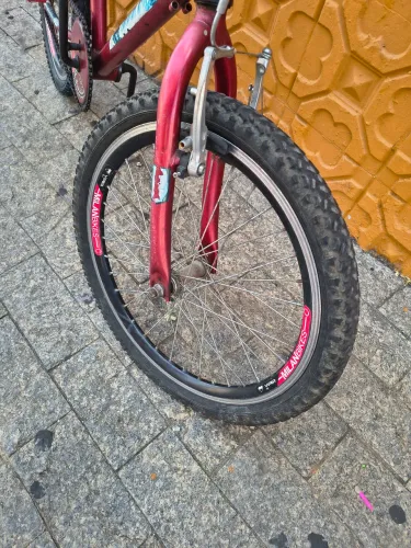 Par de Rodas Aero p/ Bike Aro 20, c/ 01 Pneu novo e outro meia vida, em ótimo estado!