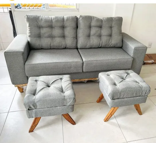Sofá retrô com pulf em linho