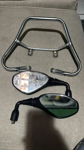 alça traseira d moto e retrovisor pra vender logo