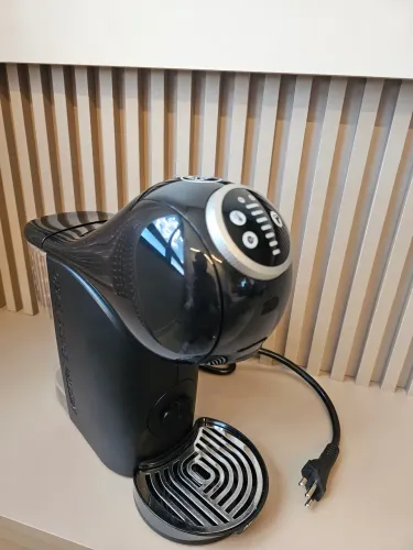 Cafeteira Dolce Custo Genio S Plus preta 220V (com defeito)