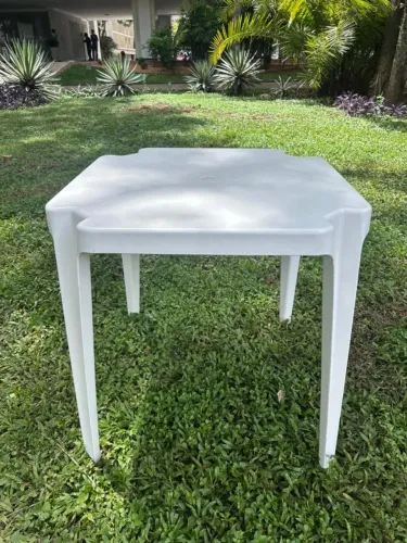 MESA DE PLÁSTICO MODELO PIRINÓPOLIS EMPILHÁVEL 70X70 
