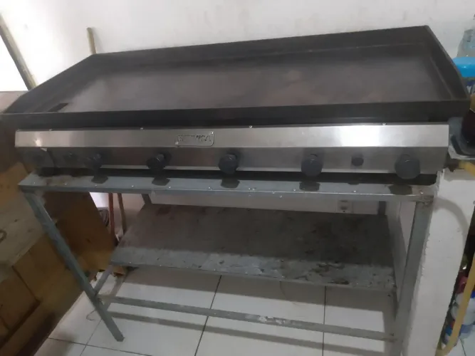 Chapa para lanches, 5 bocas. Acompanha mesa de aço.