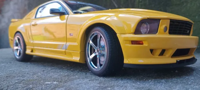 Miniatura Mustang Sallen S281 amarelo - 1/18 AUTOART 
