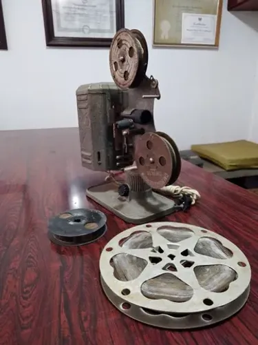 Projetor de 16 mm + 4 Filmes Raríssimos de colecionador