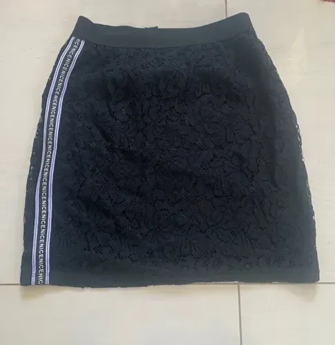 Saia preta com detalhes e renda