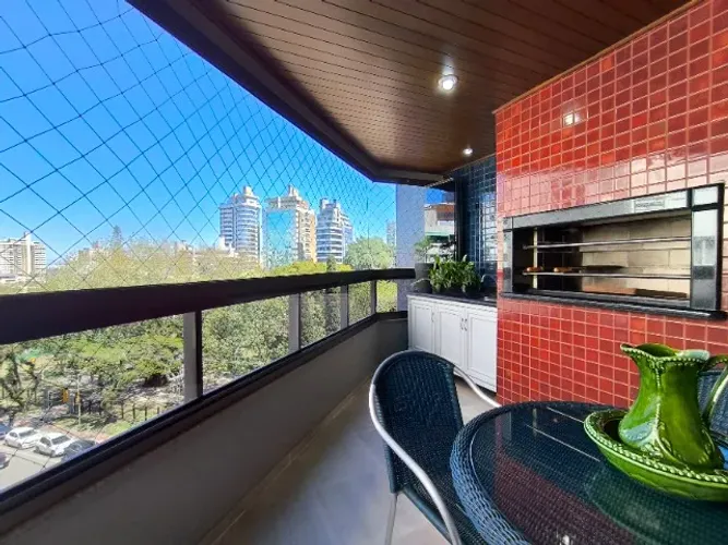 Apto 4 dorm 3 vagas INDIVIDUAIS com VISTA PERMANENTE para a praça do congresso em Criciúma