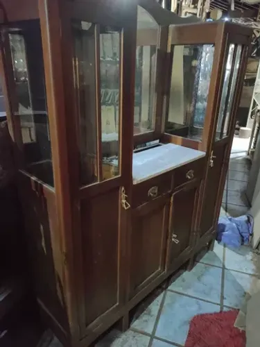 Cristaleira antiga centenária torrando 