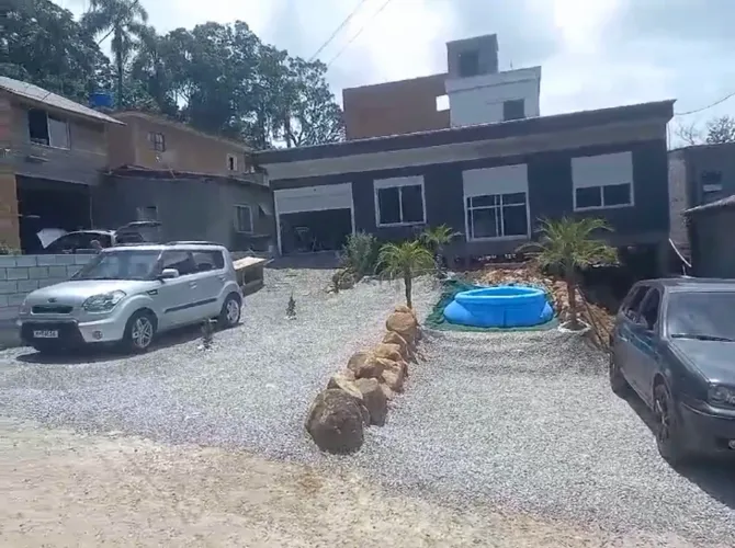 Vendo casa no Ribeirão da Ilha por 700 mil