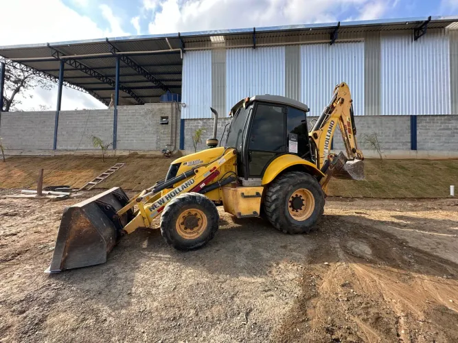 Retroescavadeira New Holland B95 2016 4X4 