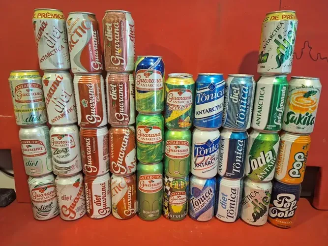 Latas vazias de coleção